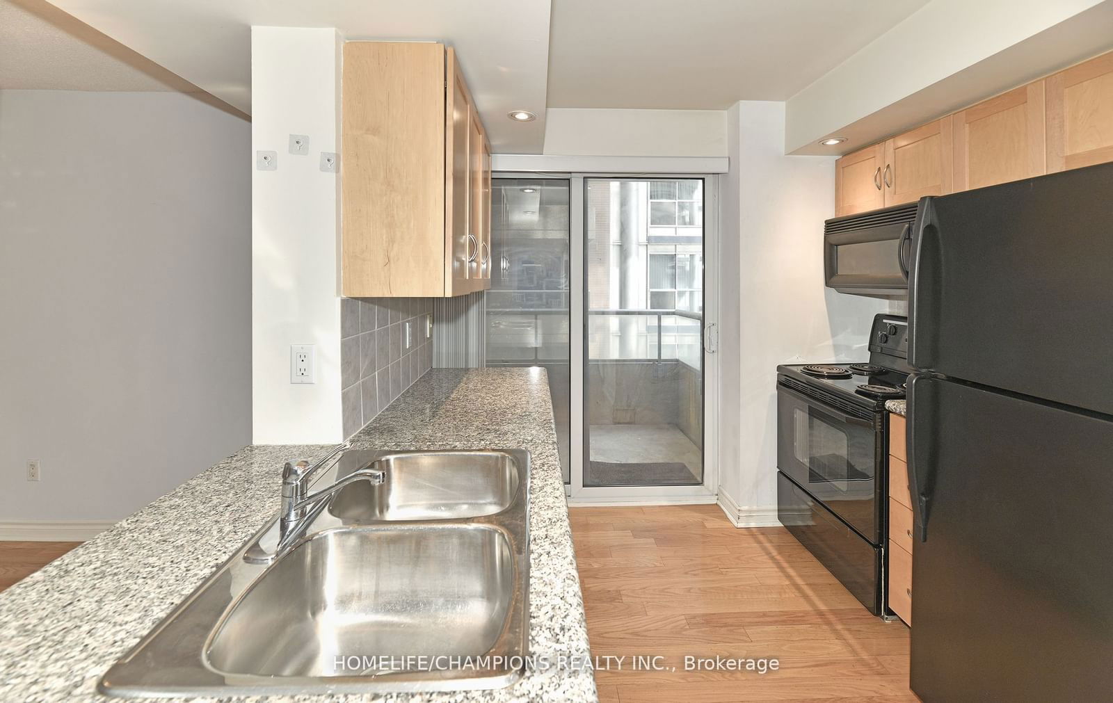 270 Wellington St W, unit 805 for rent