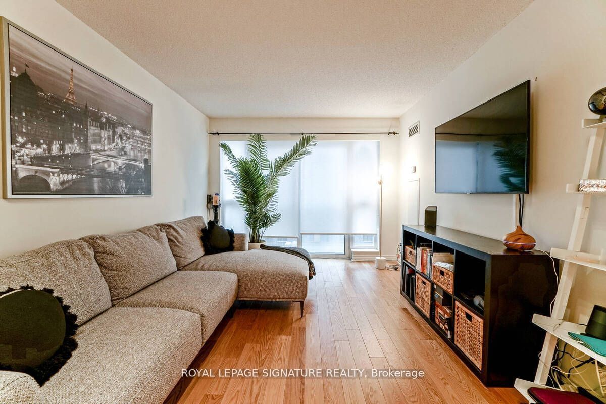 270 Wellington St W, unit 425 for rent - image #2