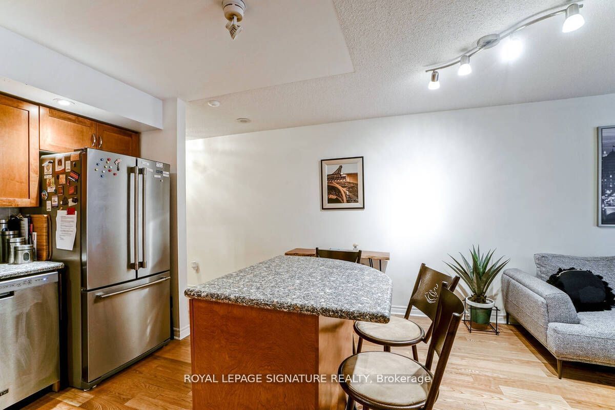 270 Wellington St W, unit 425 for rent - image #4