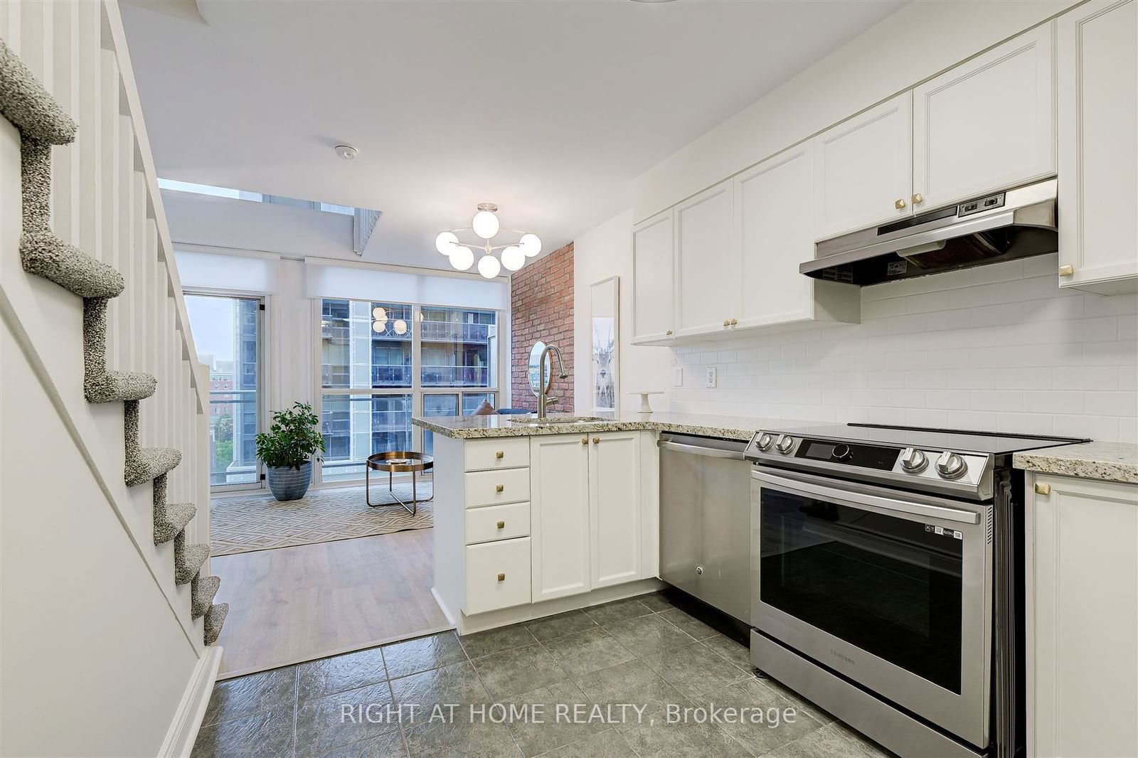 1029 King St W, unit 809 for sale - image #2