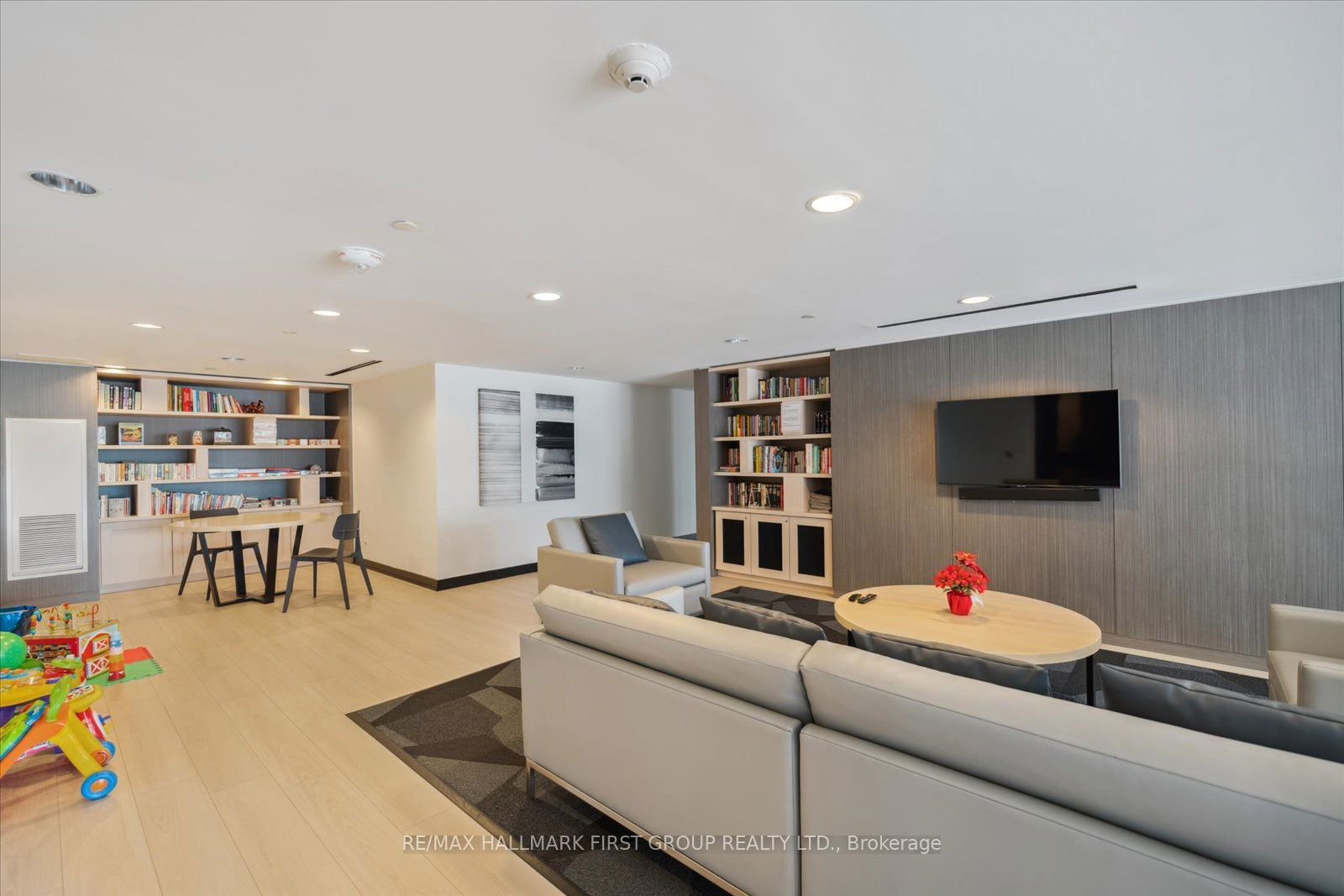 51 East Liberty St, unit 1816 for sale - image #32