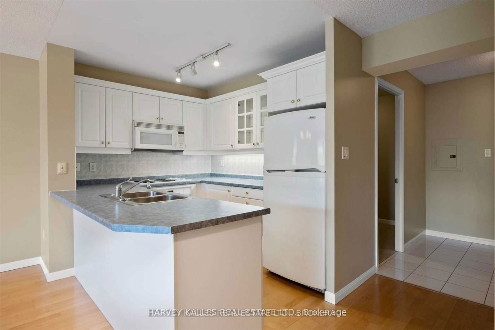 18 Wanless Ave, unit 302 for rent - image #6