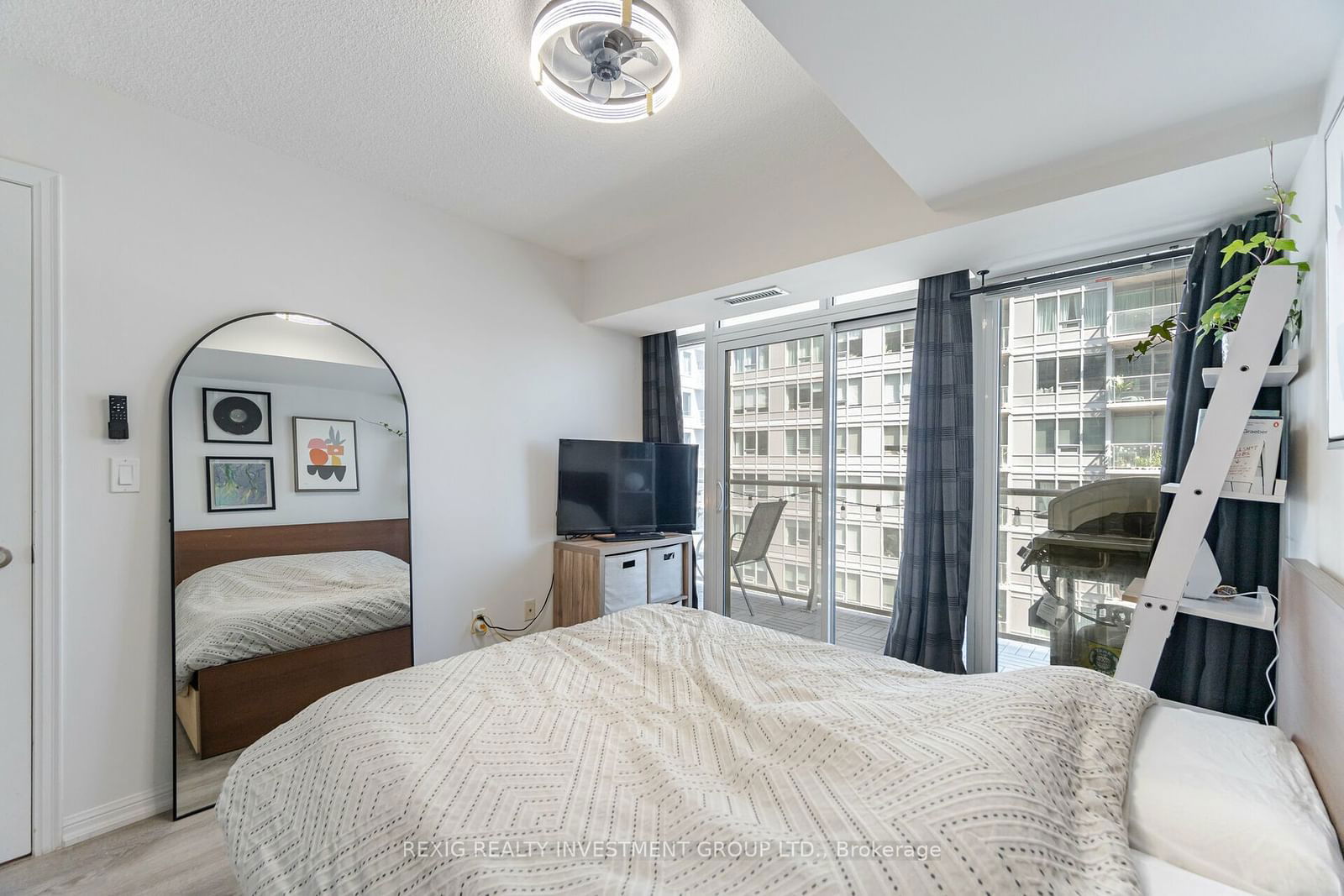 65 East Liberty St, unit 1317 for sale - image #21