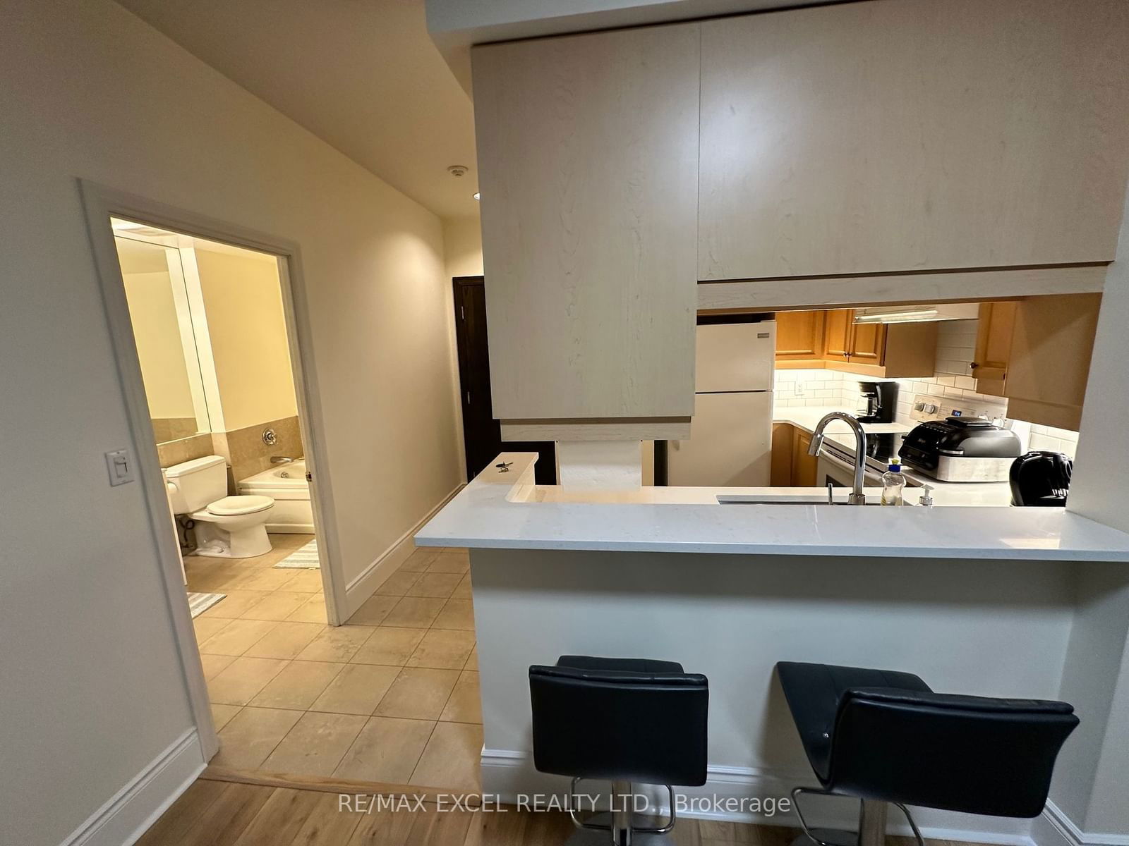 102 Bloor St W, unit 308 for rent - image #6