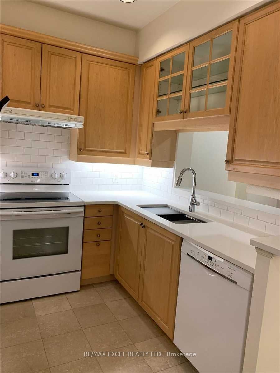 102 Bloor St W, unit 308 for rent - image #8