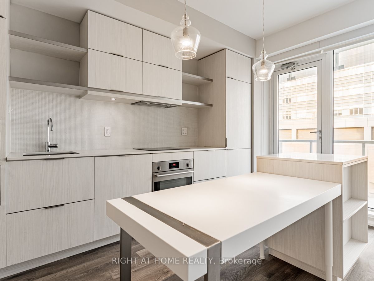 197 Yonge St, unit 1204 for sale