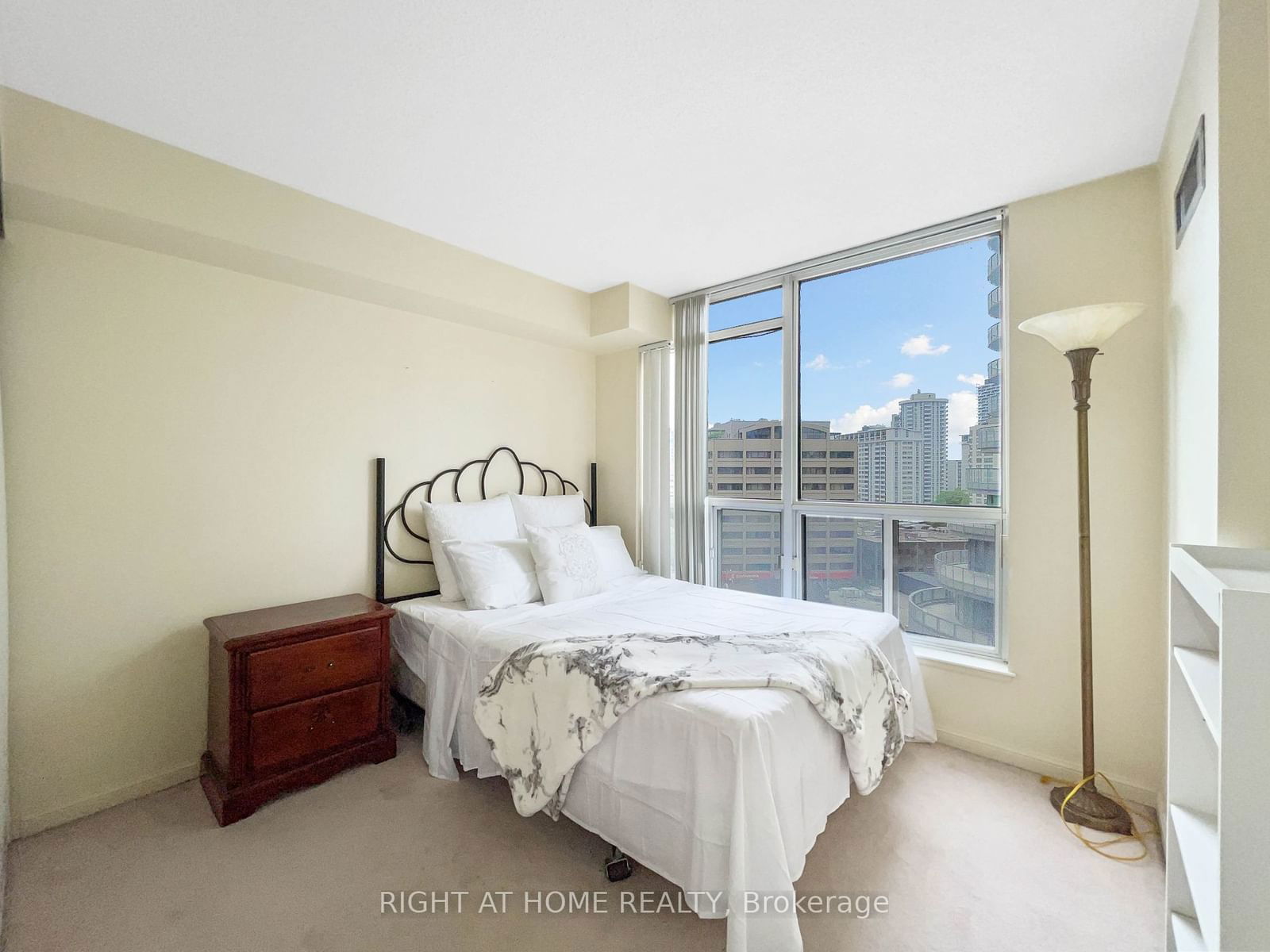 24 Wellesley St W, unit 1113 for rent