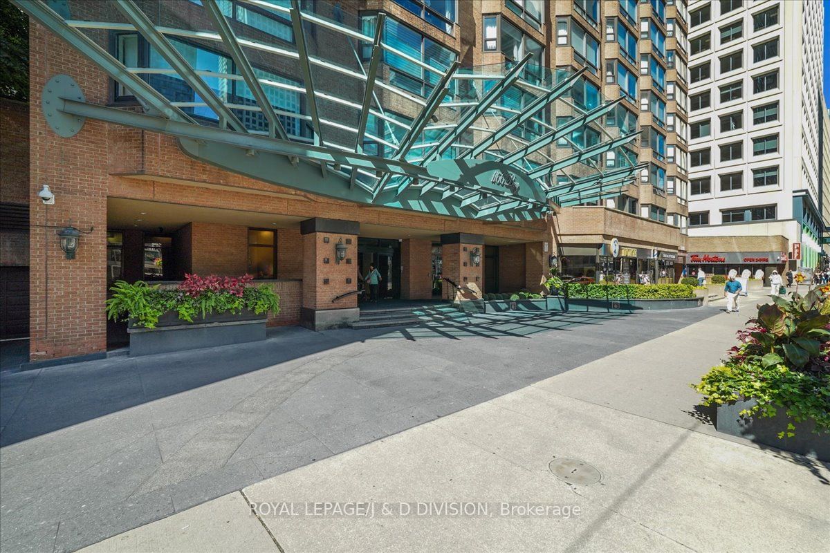 1166 Bay St, unit 404 for sale