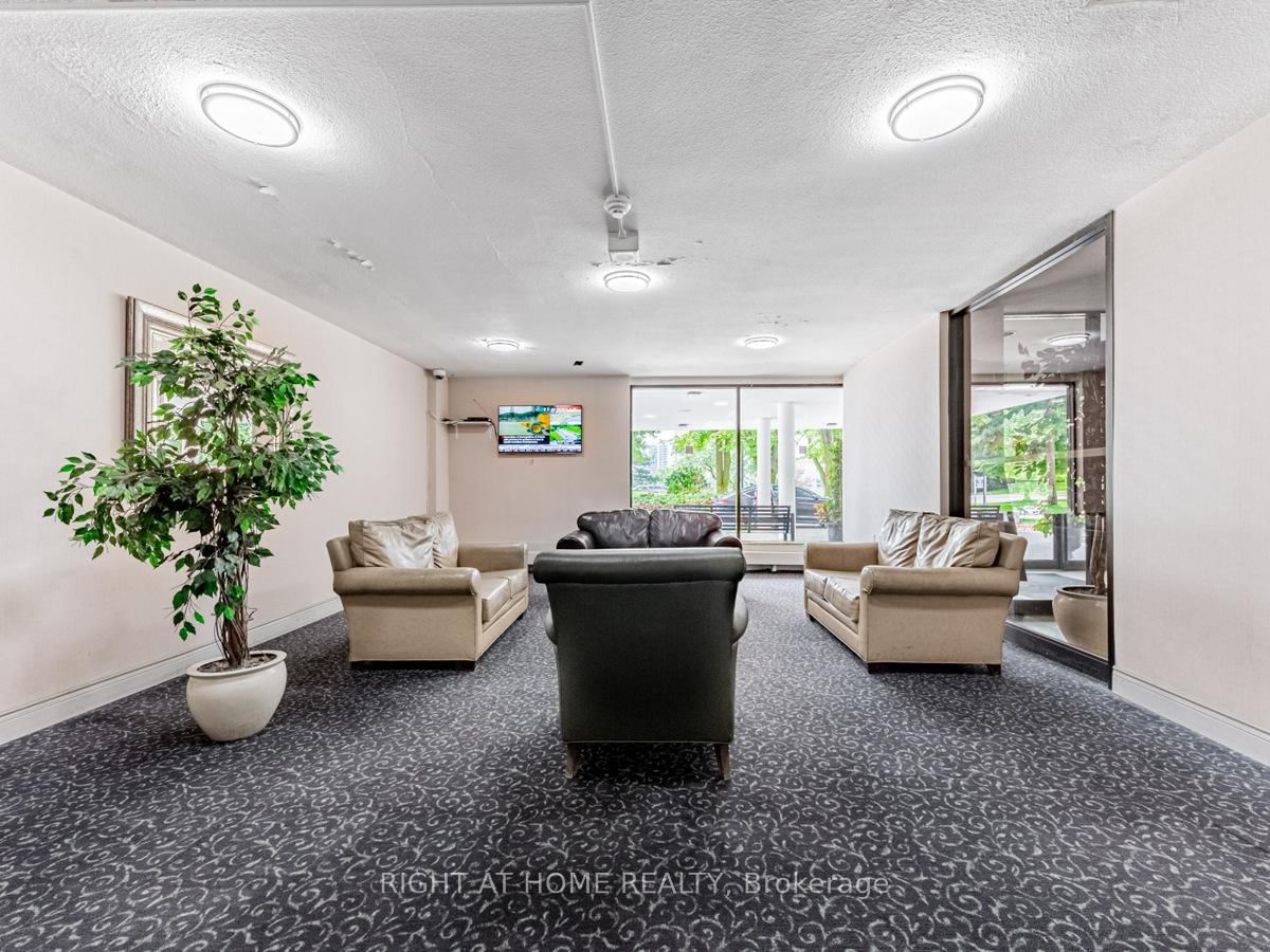 10 Parkway Forest Dr, unit 903 for sale - image #3