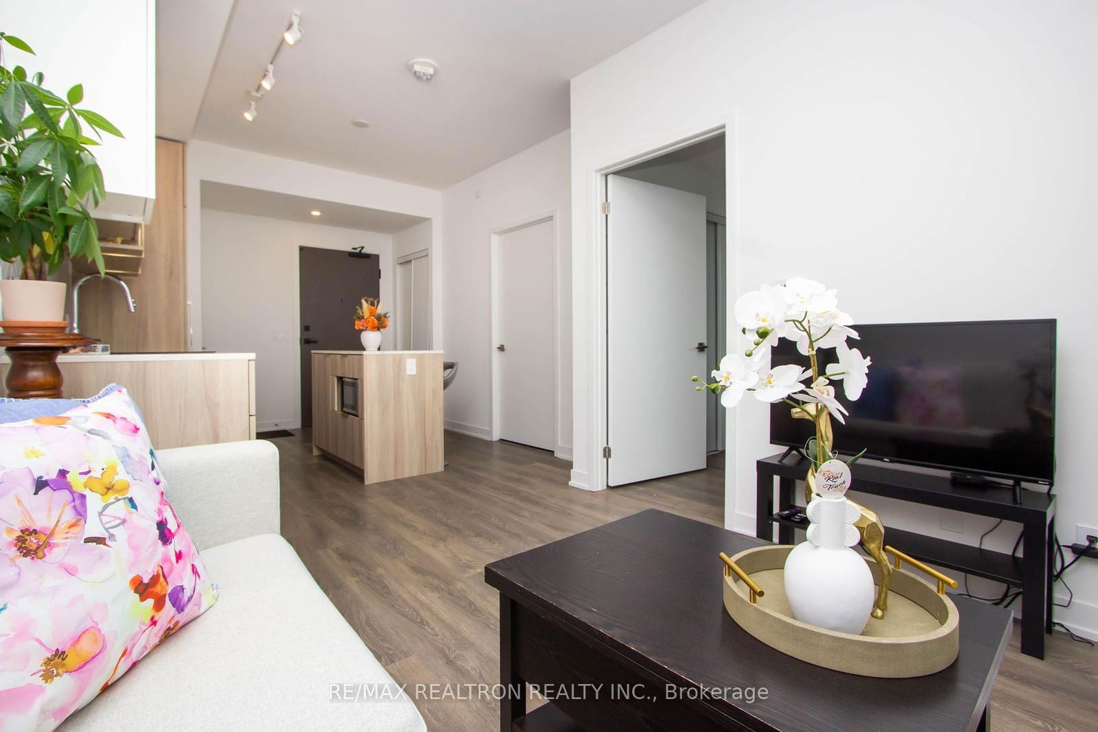 15 Holmes Ave, unit 2810 for rent