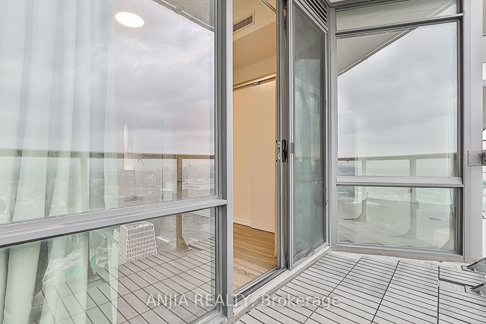 832 Bay St, unit 4202 for sale - image #26