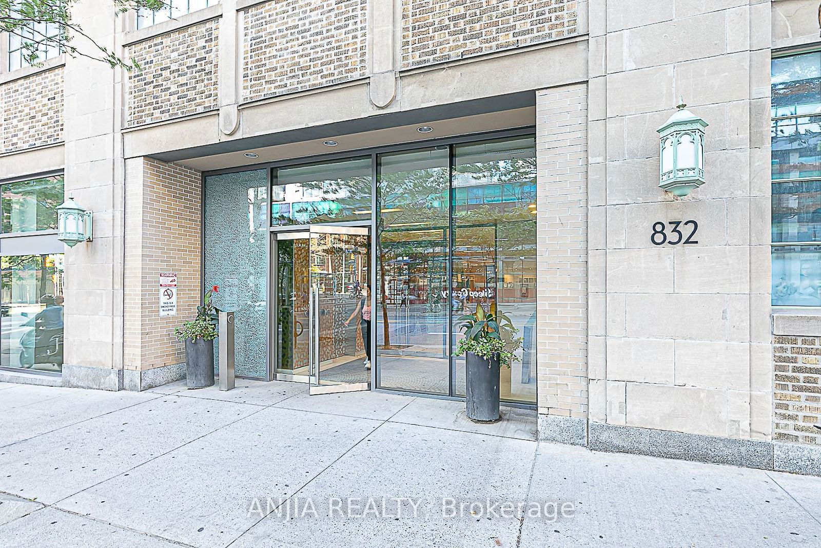 832 Bay St, unit 4202 for sale