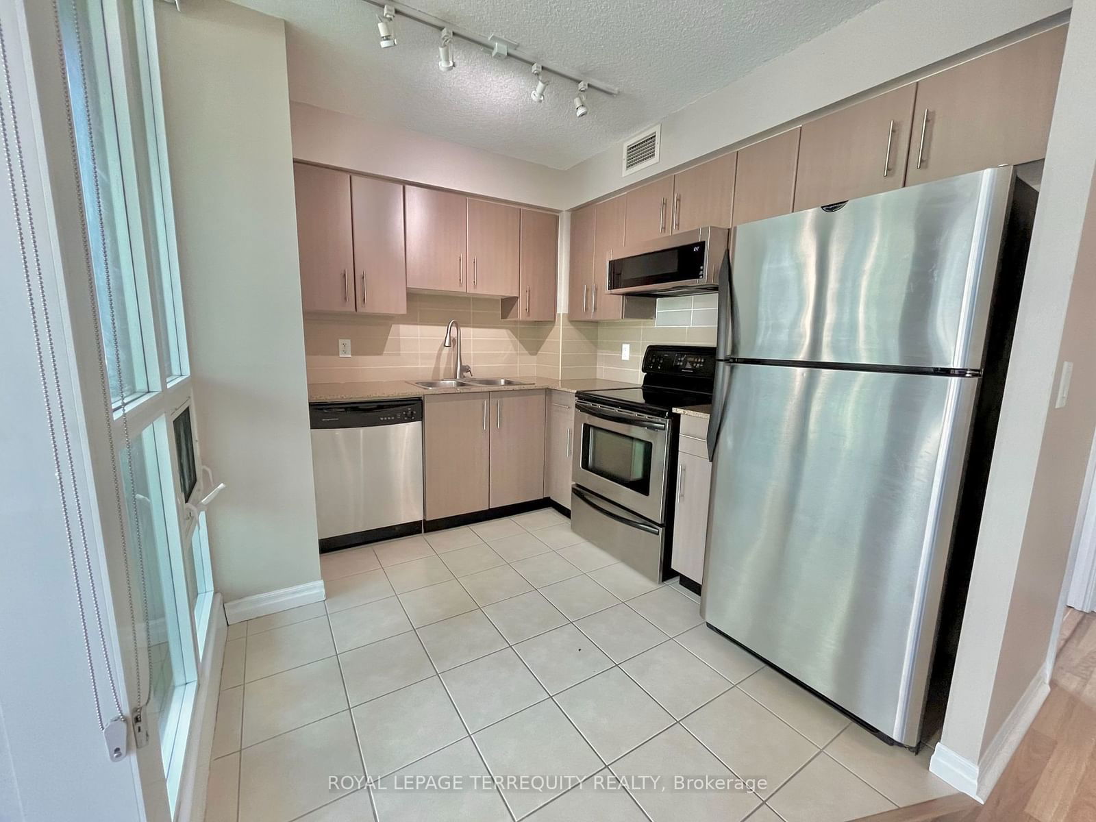 12 Yonge St, unit 1002 for rent - image #3