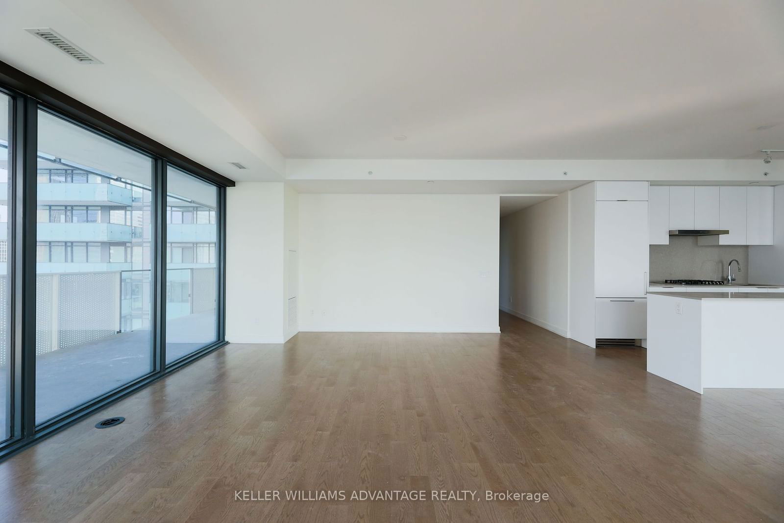 20 Lombard St, unit 4003 for rent - image #2