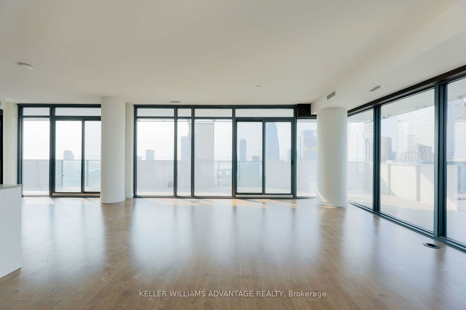 20 Lombard St, unit 4003 for rent - image #5