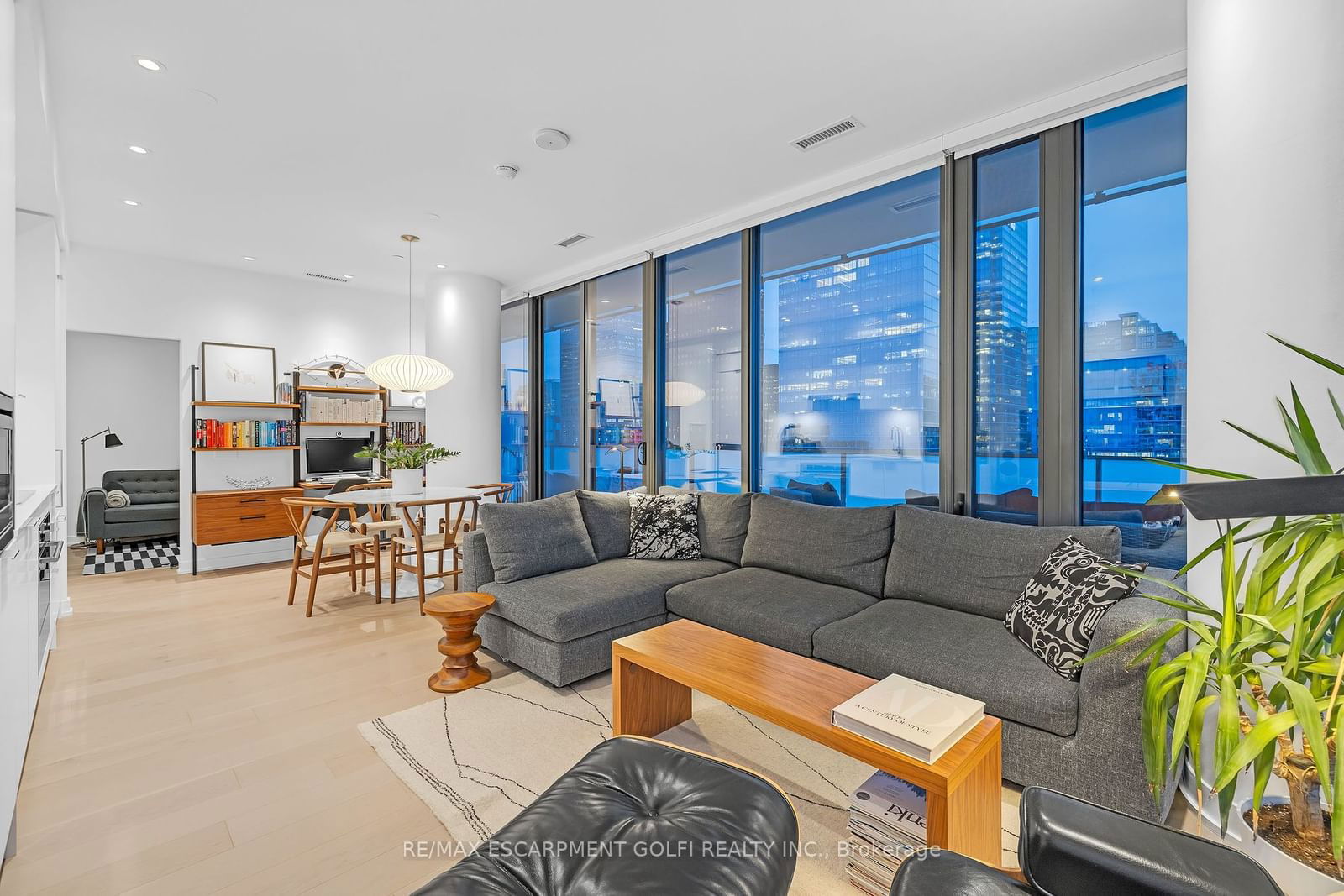 20 Lombard St, unit 3711 for sale - image #10