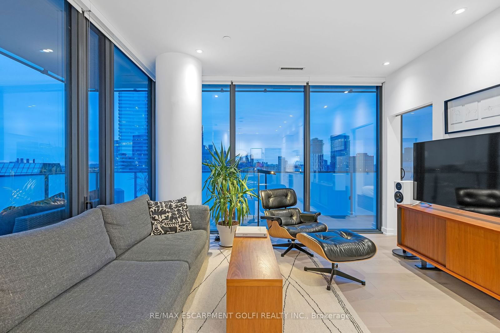 20 Lombard St, unit 3711 for sale - image #9