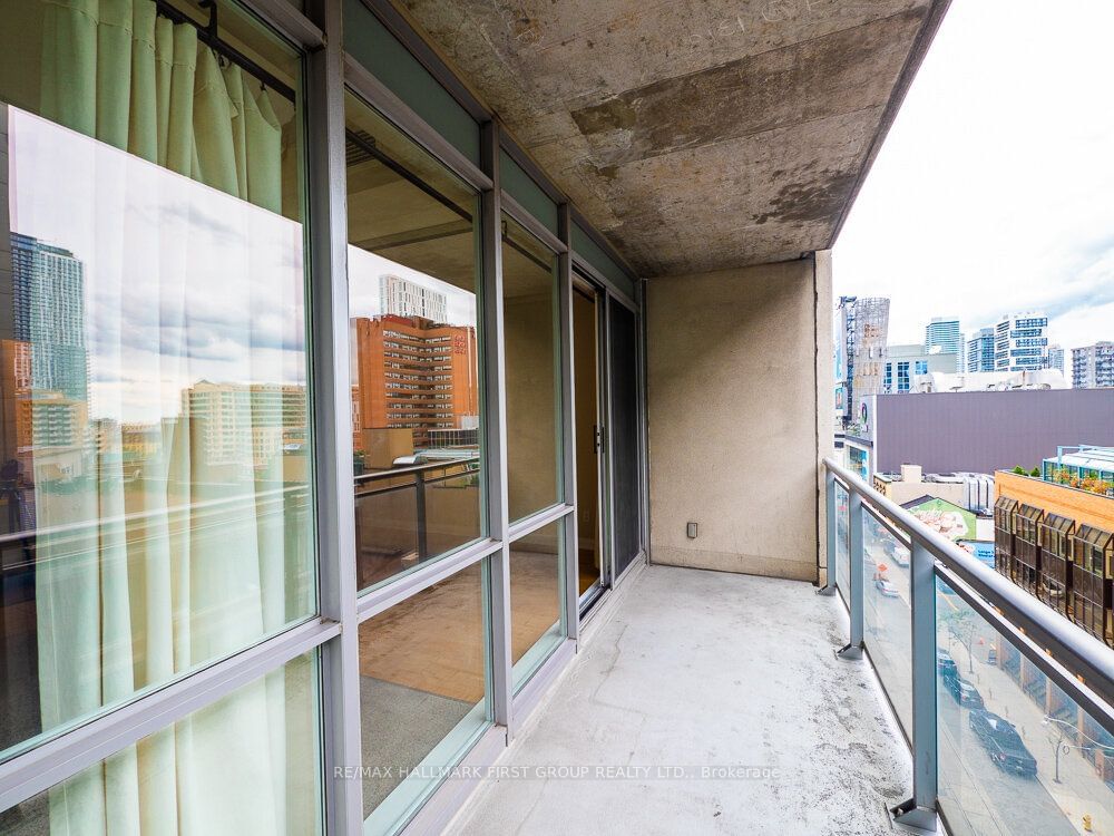 220 Victoria St, unit 903 for rent