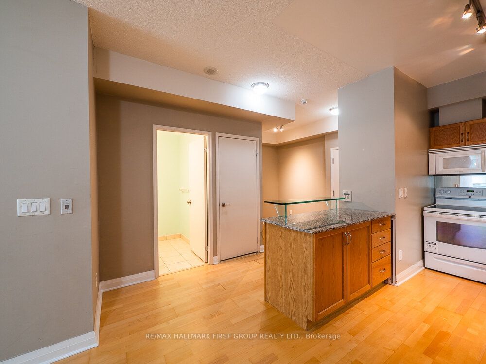 220 Victoria St, unit 903 for rent - image #4