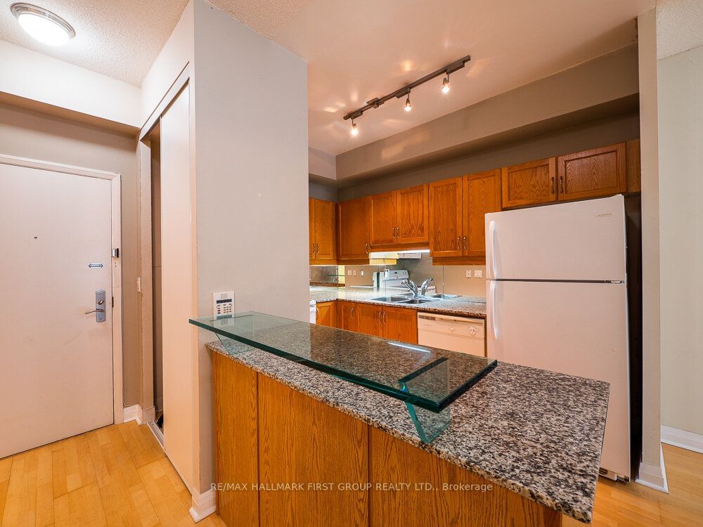 220 Victoria St, unit 903 for rent - image #8