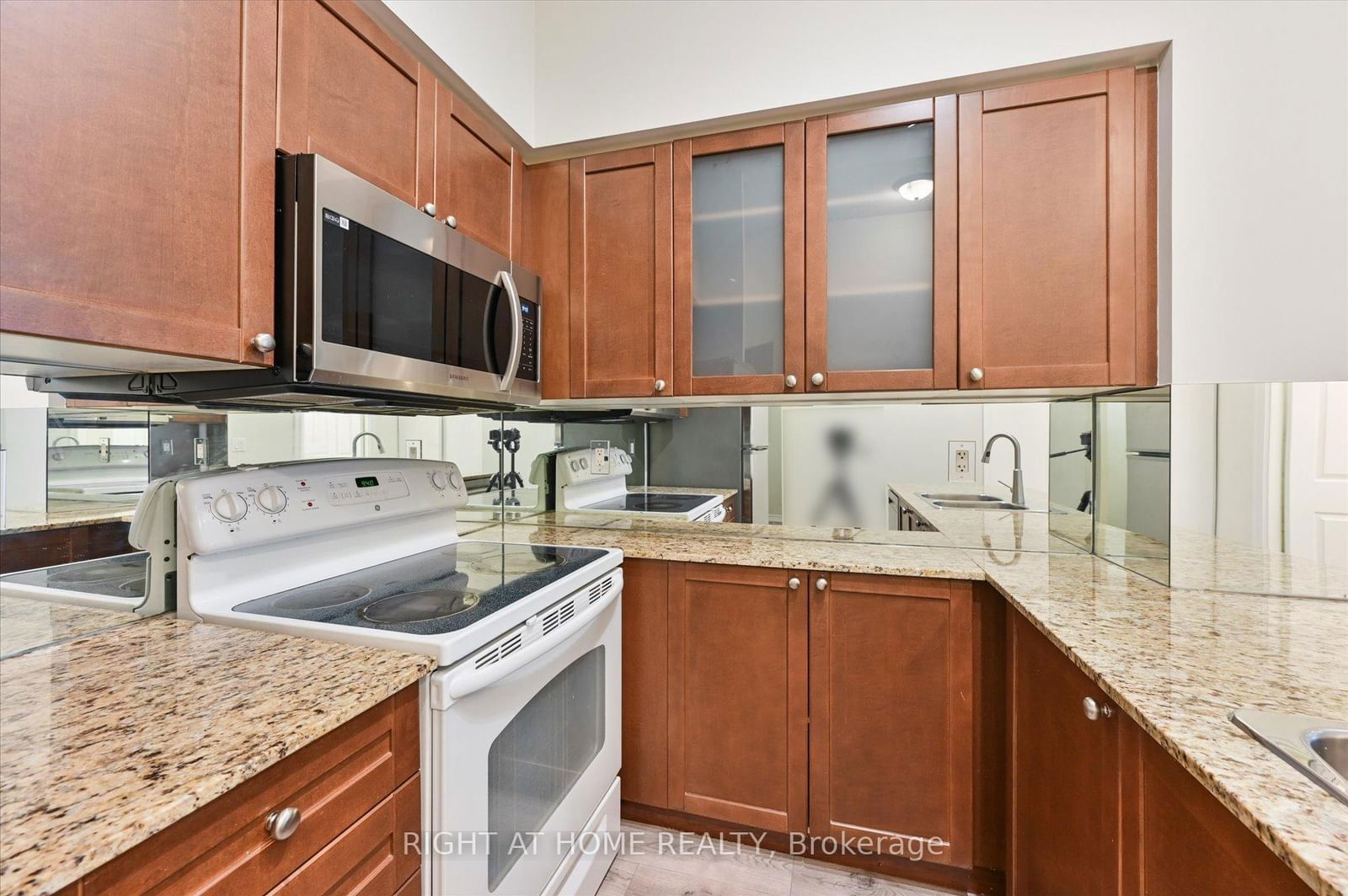 761 Bay St, unit 201 for sale - image #25