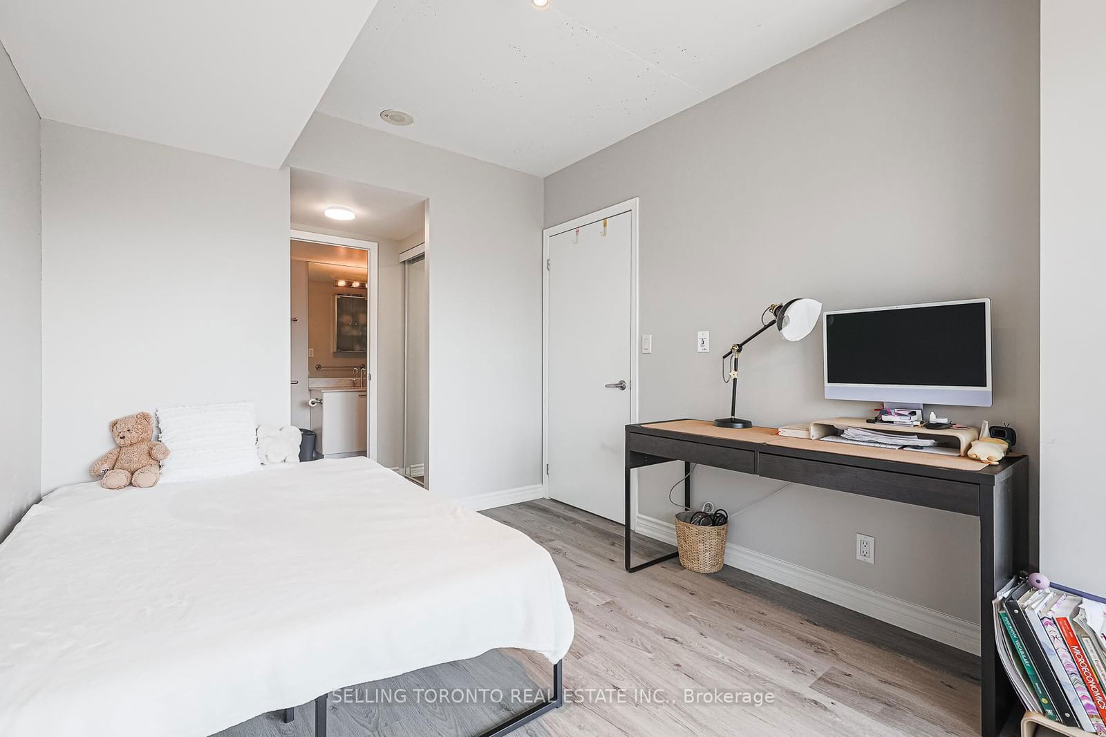 22 Wellesley St E, unit 2101 for sale - image #32