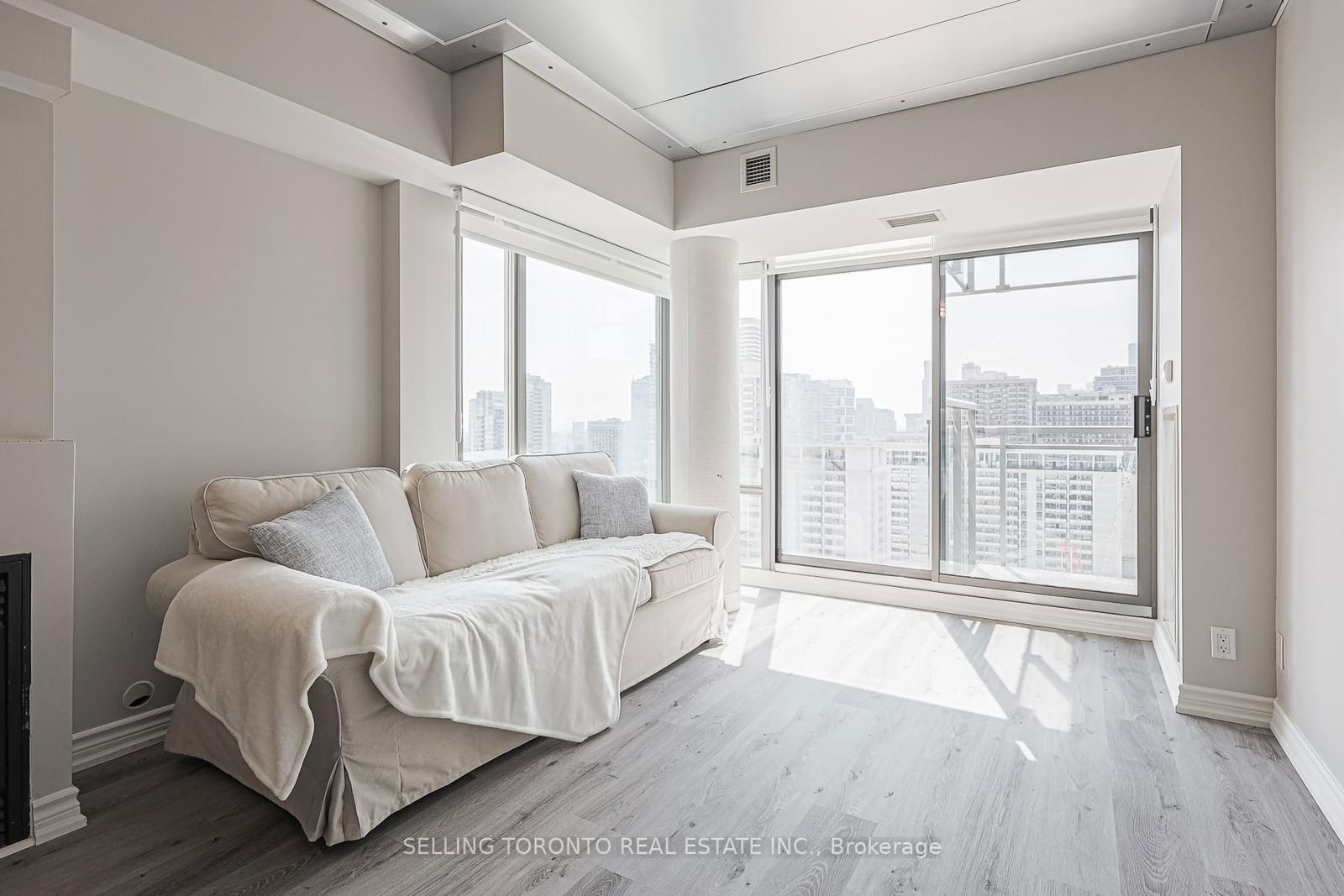 22 Wellesley St E, unit 2101 for sale - image #8