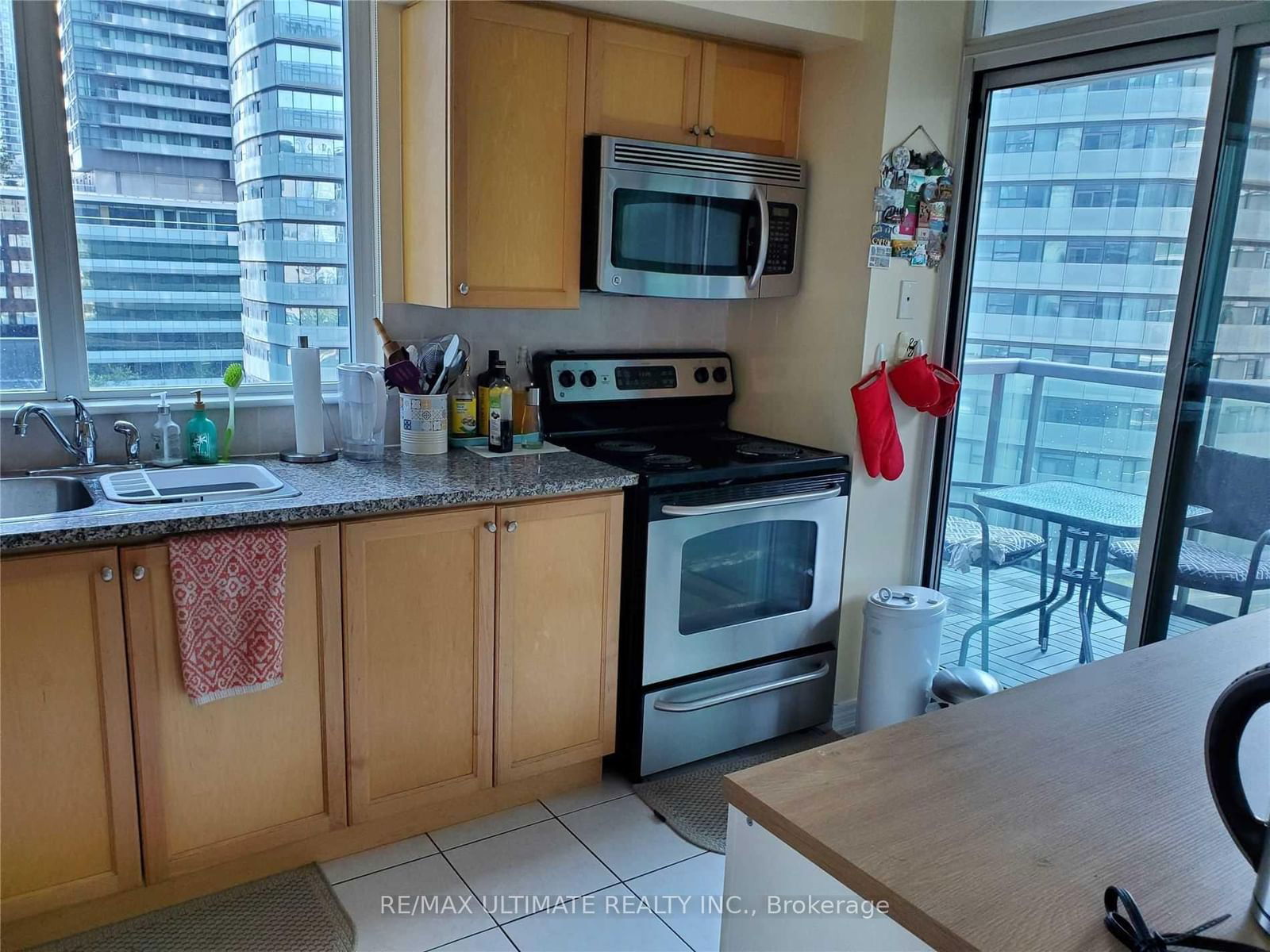 30 Grand Trunk Cres, unit 1010 for rent - image #16