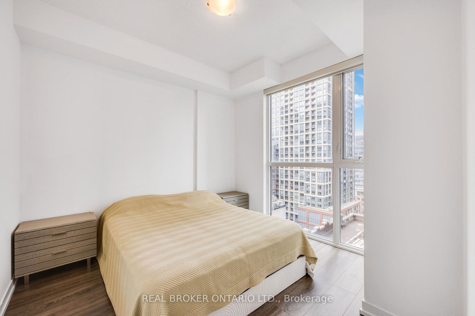 87 Peter St, unit 1607 for rent