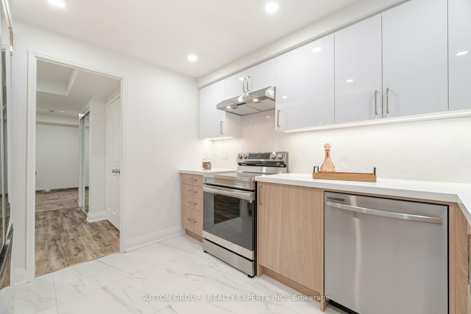 18 Hollywood Ave, unit 401 for sale