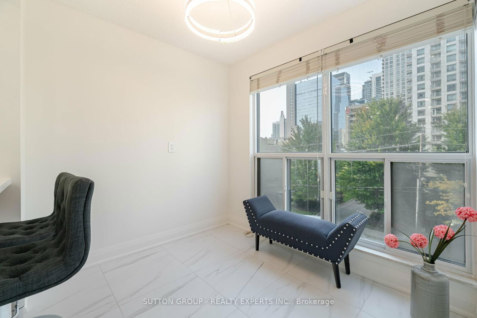 18 Hollywood Ave, unit 401 for sale