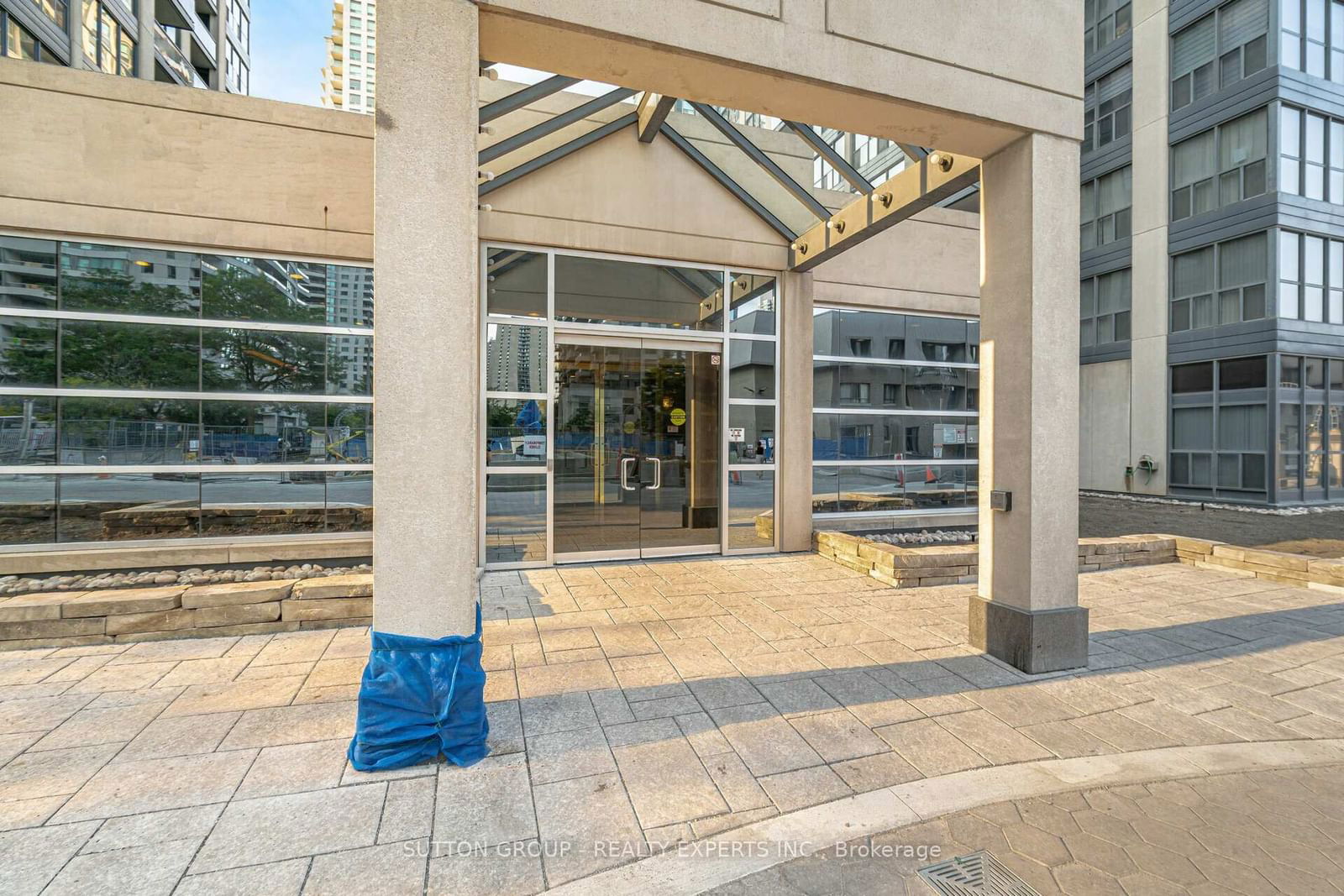 18 Hollywood Ave, unit 401 for sale