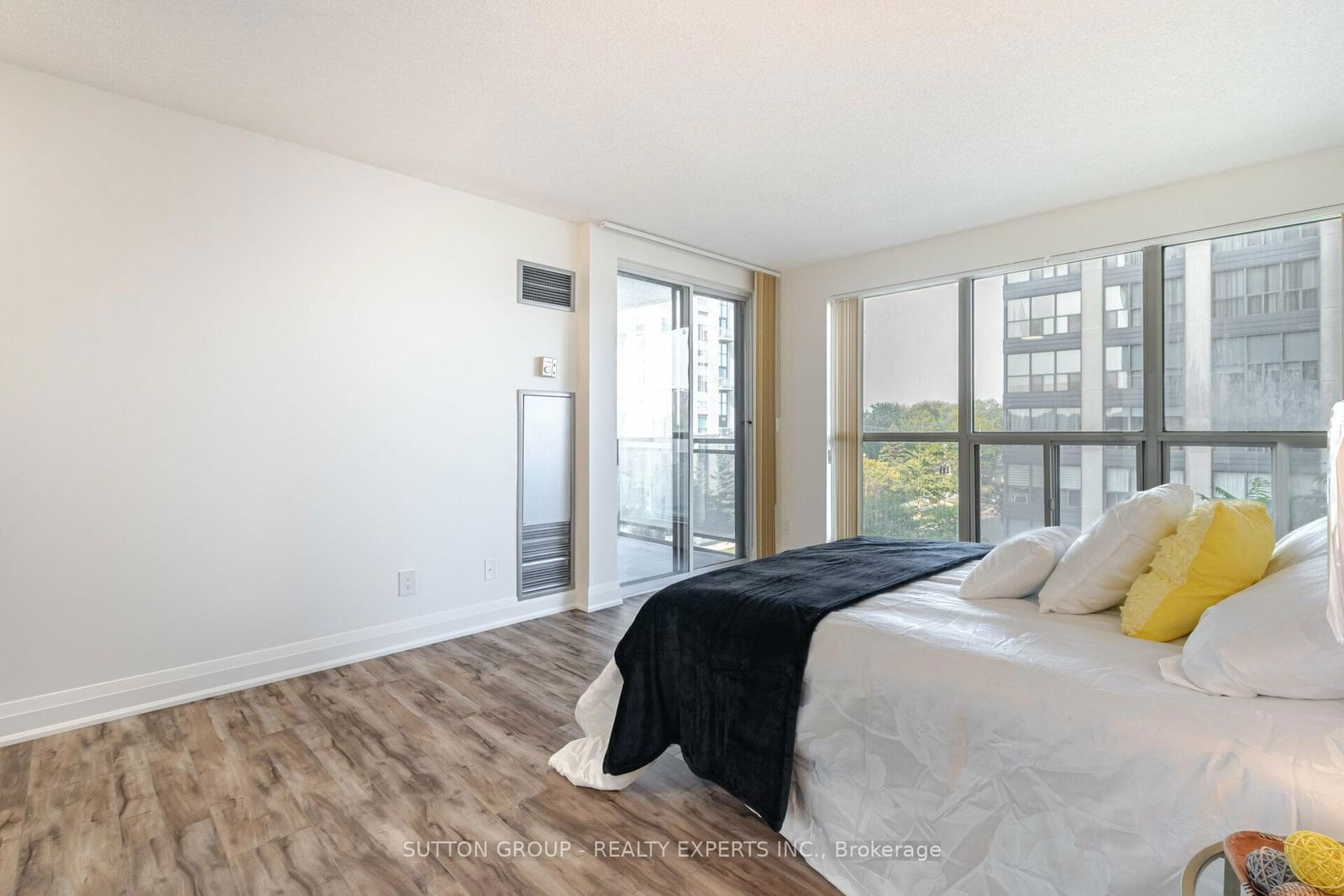 18 Hollywood Ave, unit 401 for sale