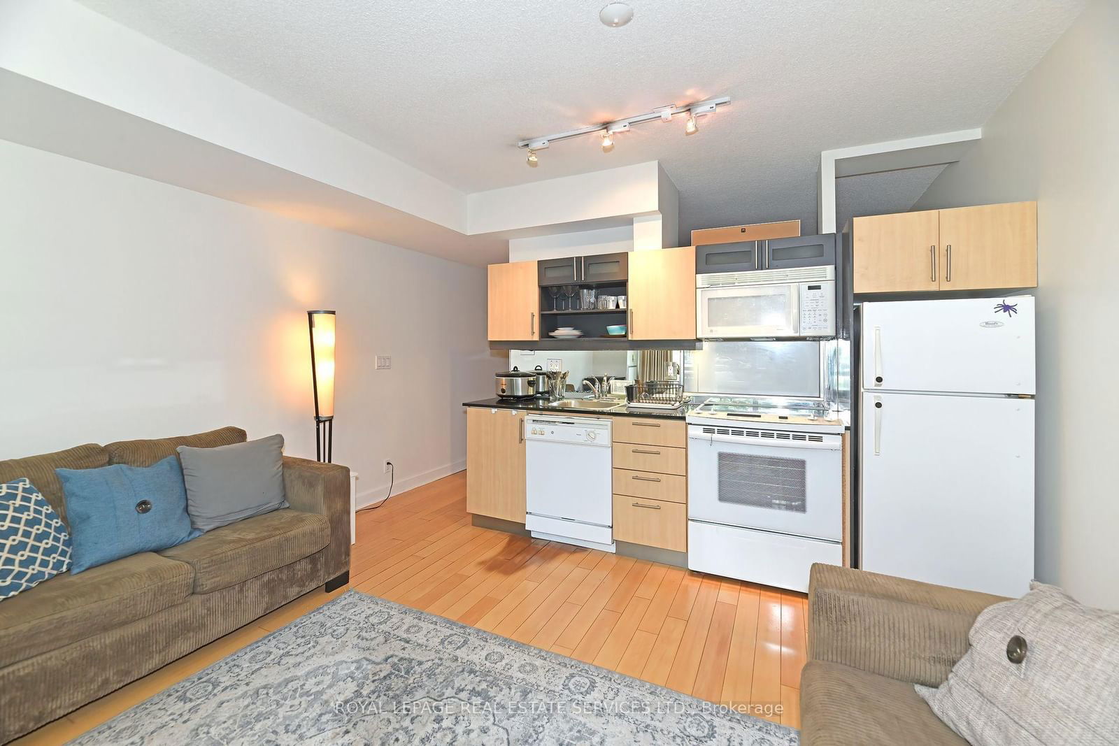 350 Wellington St W, unit M18 for rent - image #4