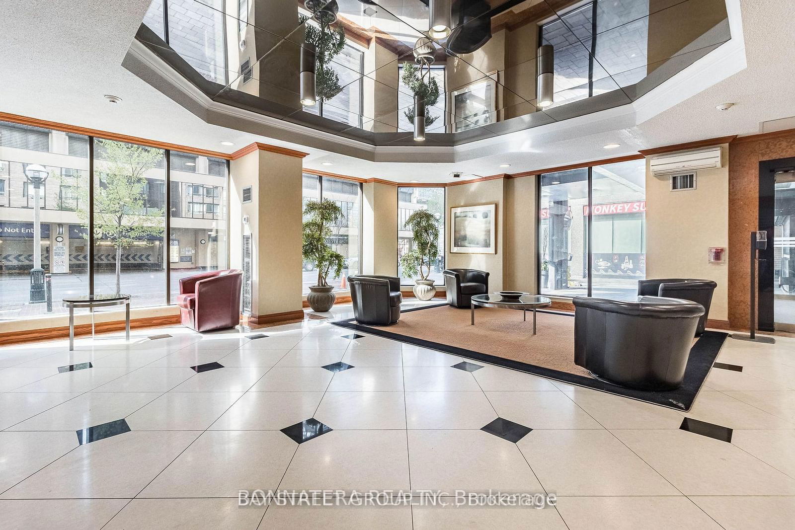 633 Bay St, unit 2710 for rent - image #2