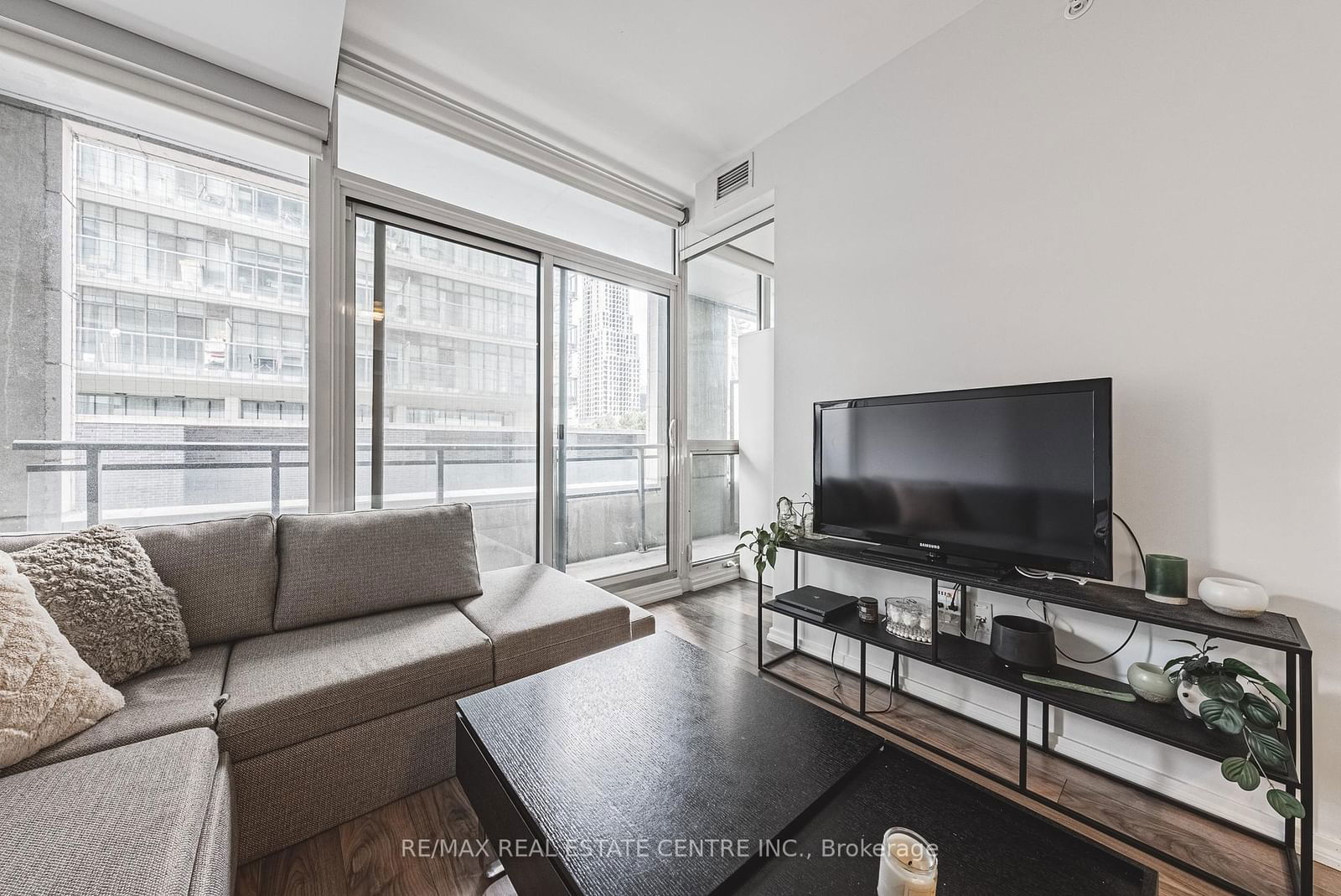 45 Charles St E, unit 605 for sale