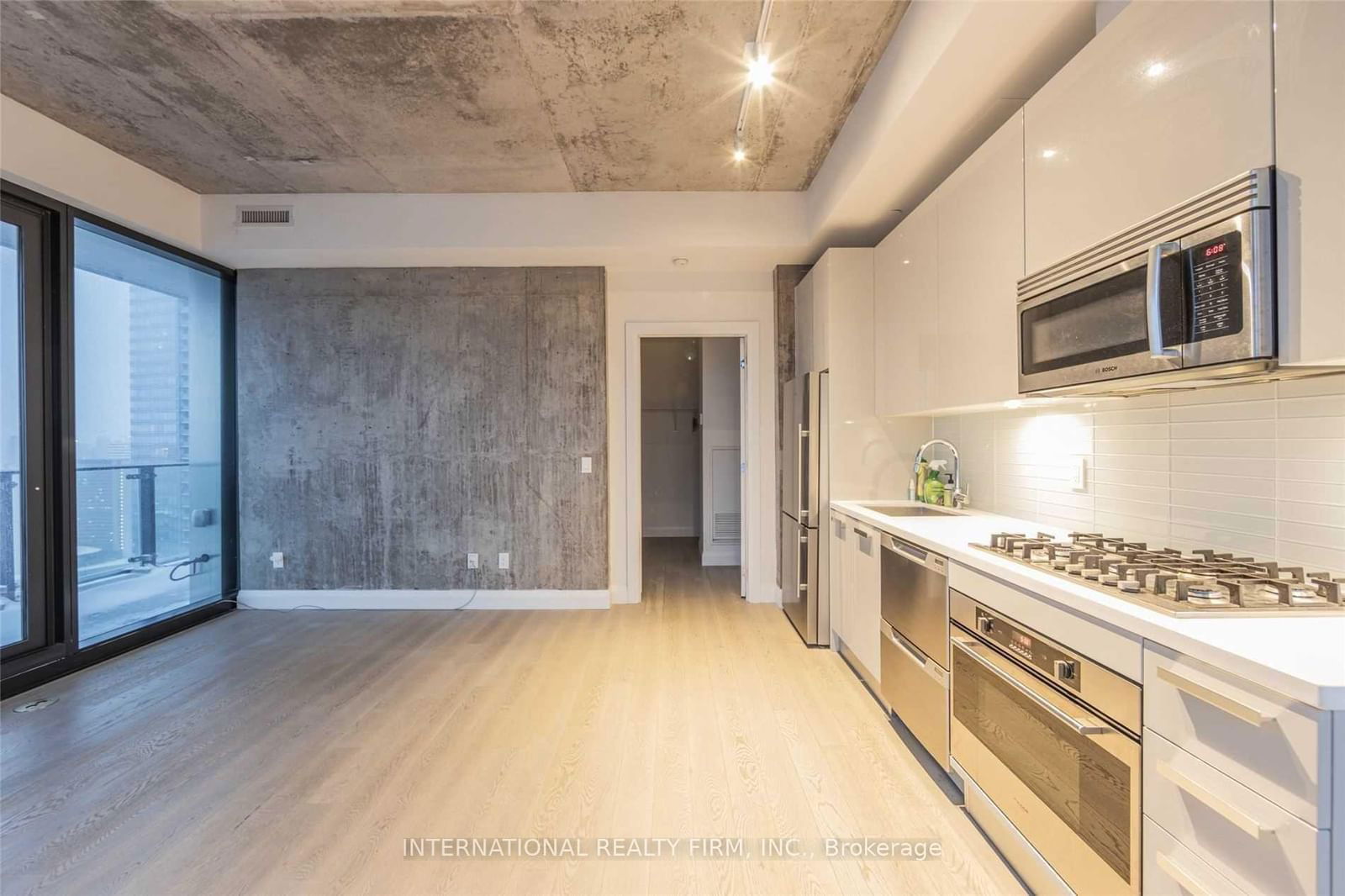 224 King St W, unit 3801 for rent - image #8