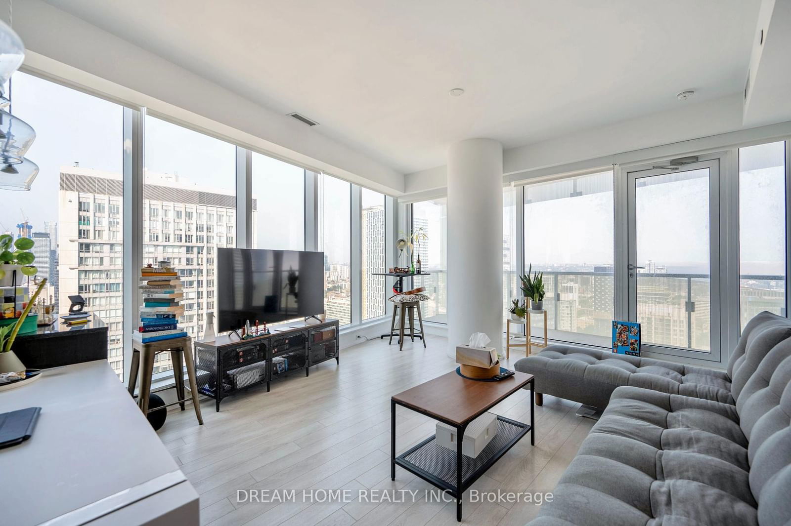 197 Yonge St, unit 3302 for rent - image #1