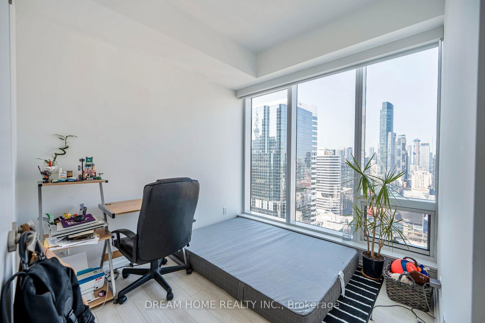 197 Yonge St, unit 3302 for rent