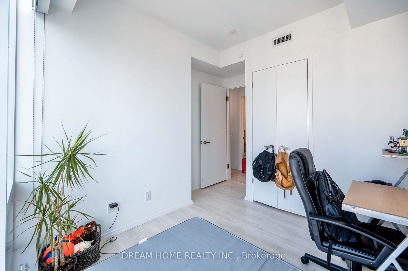 197 Yonge St, unit 3302 for rent