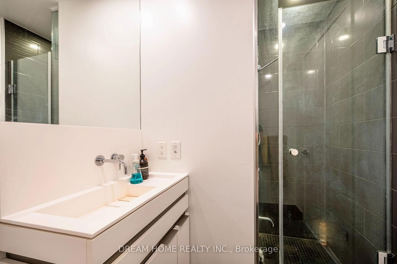 197 Yonge St, unit 3302 for rent - image #17