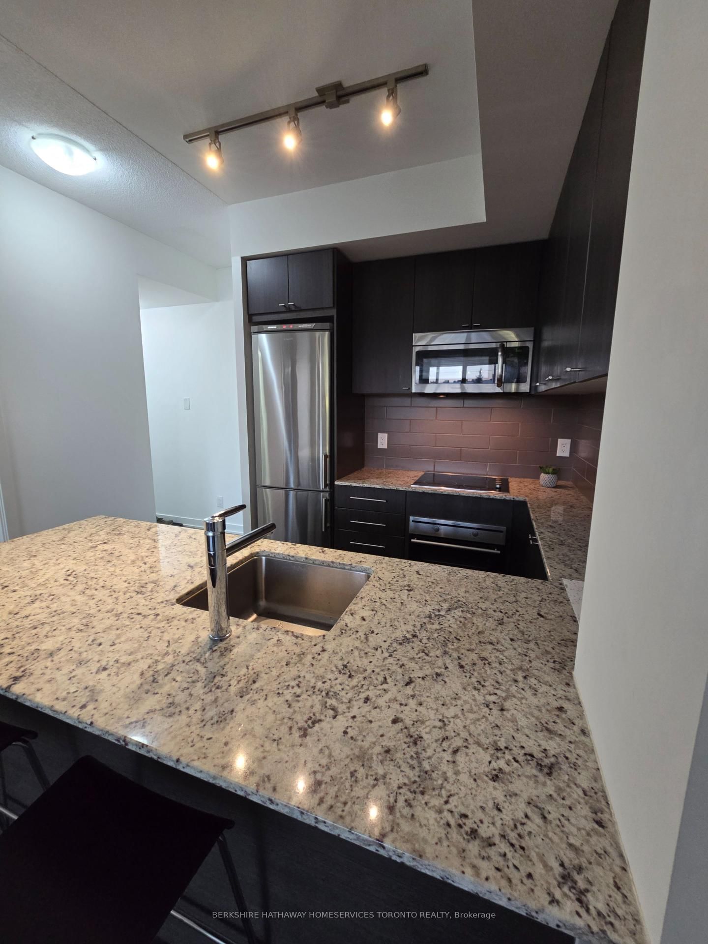 18 Rean Dr, unit 207 for rent - image #5