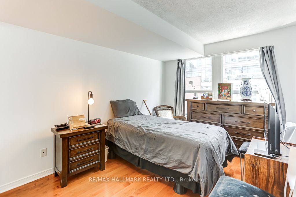 230 King St E, unit 911 for sale