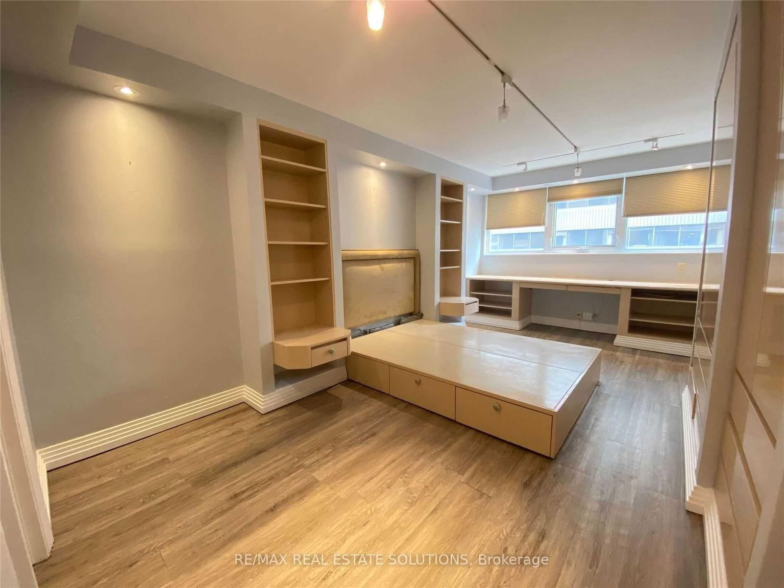 360 Bloor St E, unit 1010 for rent