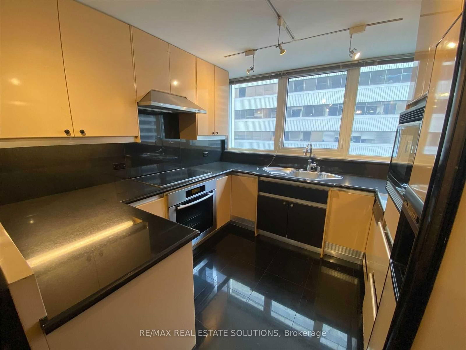 360 Bloor St E, unit 1010 for rent