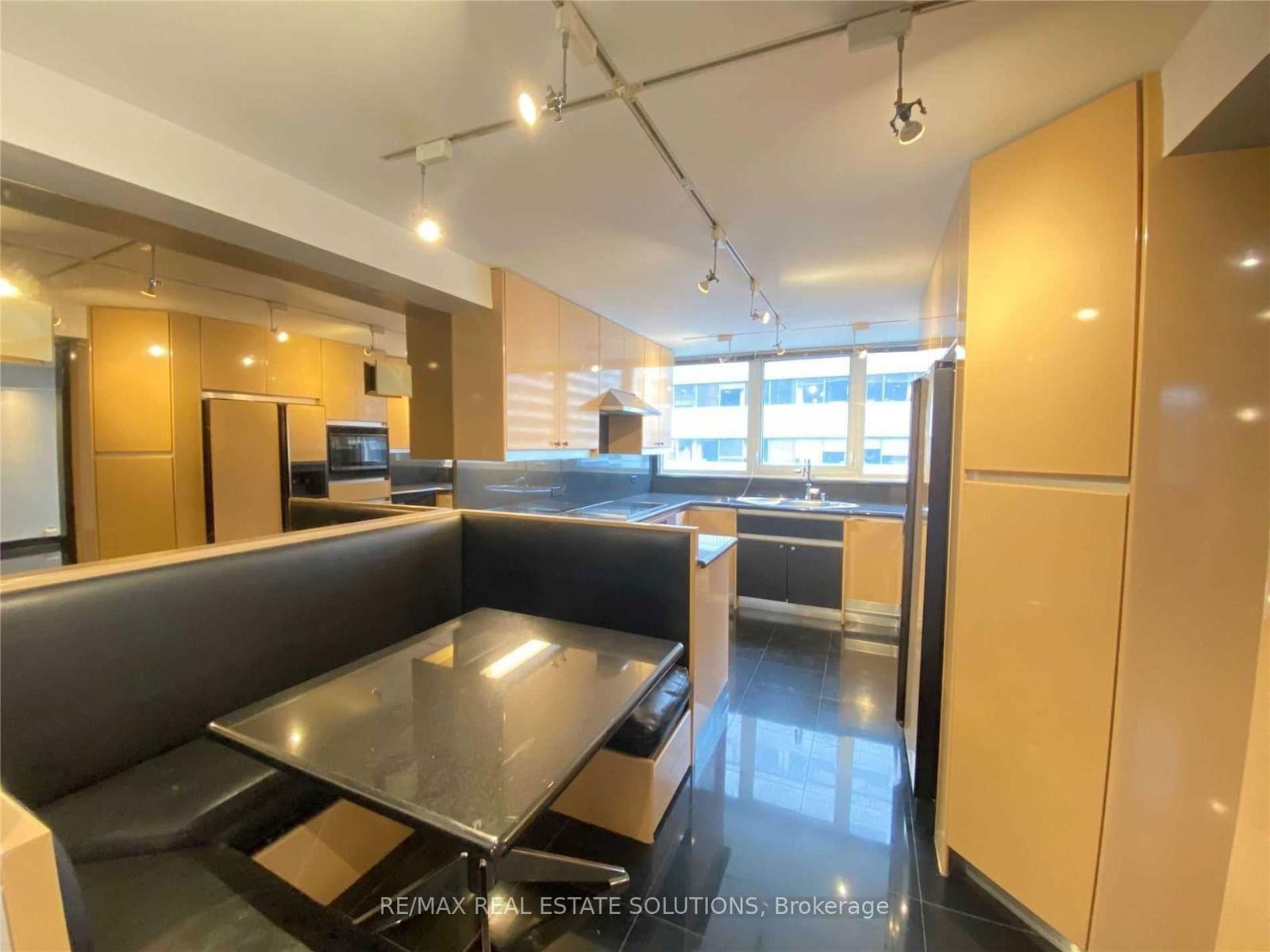 360 Bloor St E, unit 1010 for rent