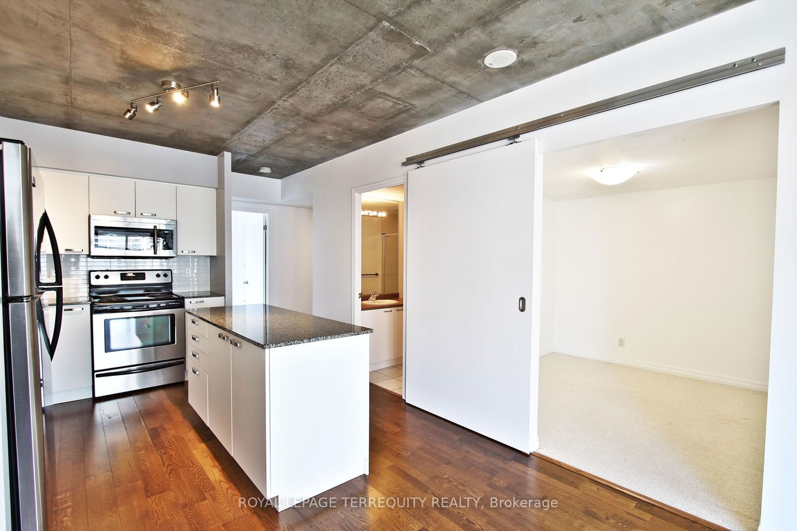 22 Wellesley St E, unit 708 for rent