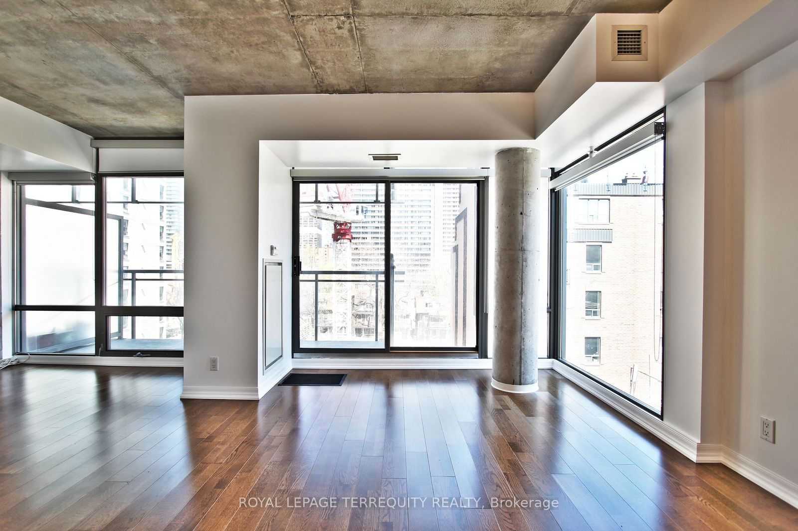 22 Wellesley St E, unit 708 for rent - image #4