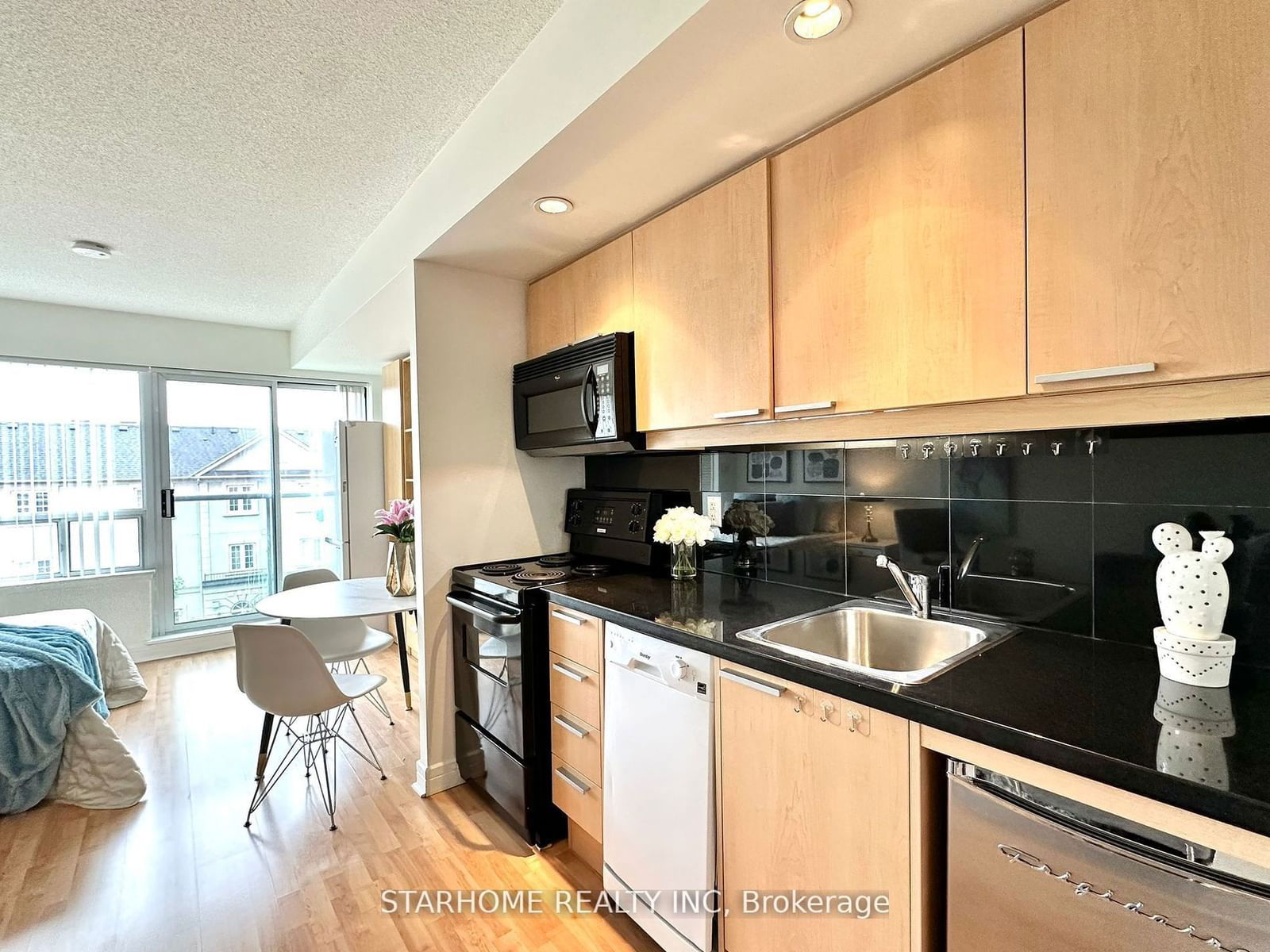 19 Avondale Ave, unit 312 for rent - image #5