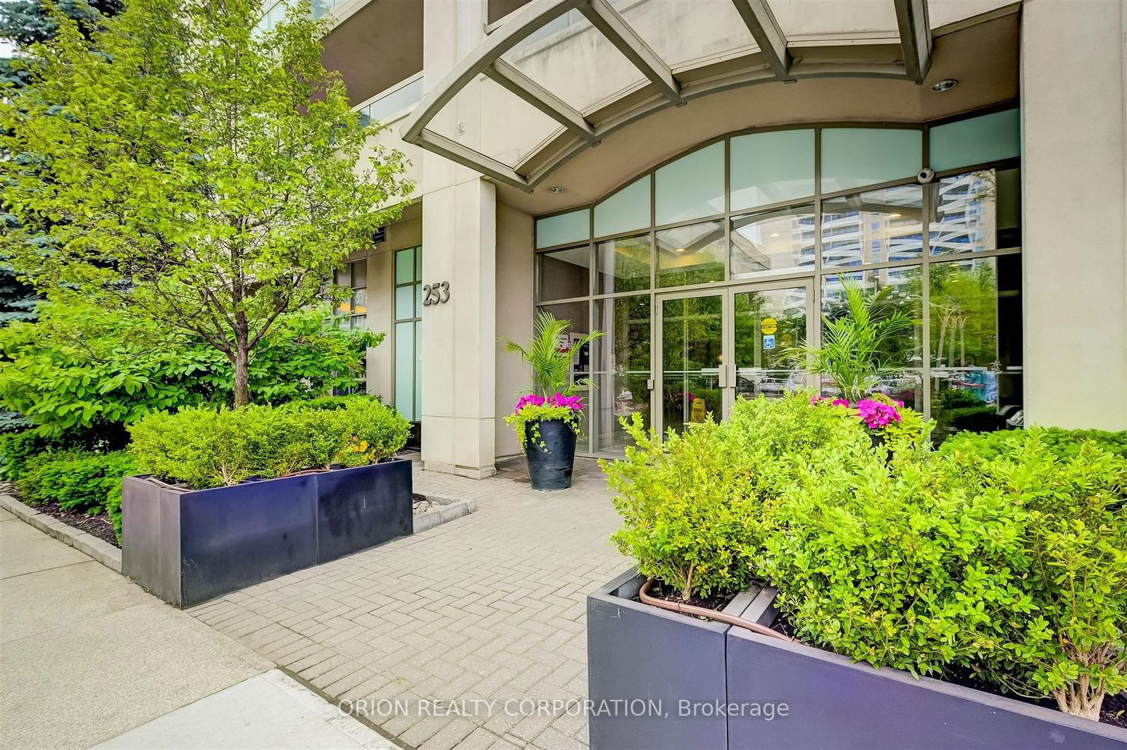 253 Merton St, unit 502 for sale - image #2